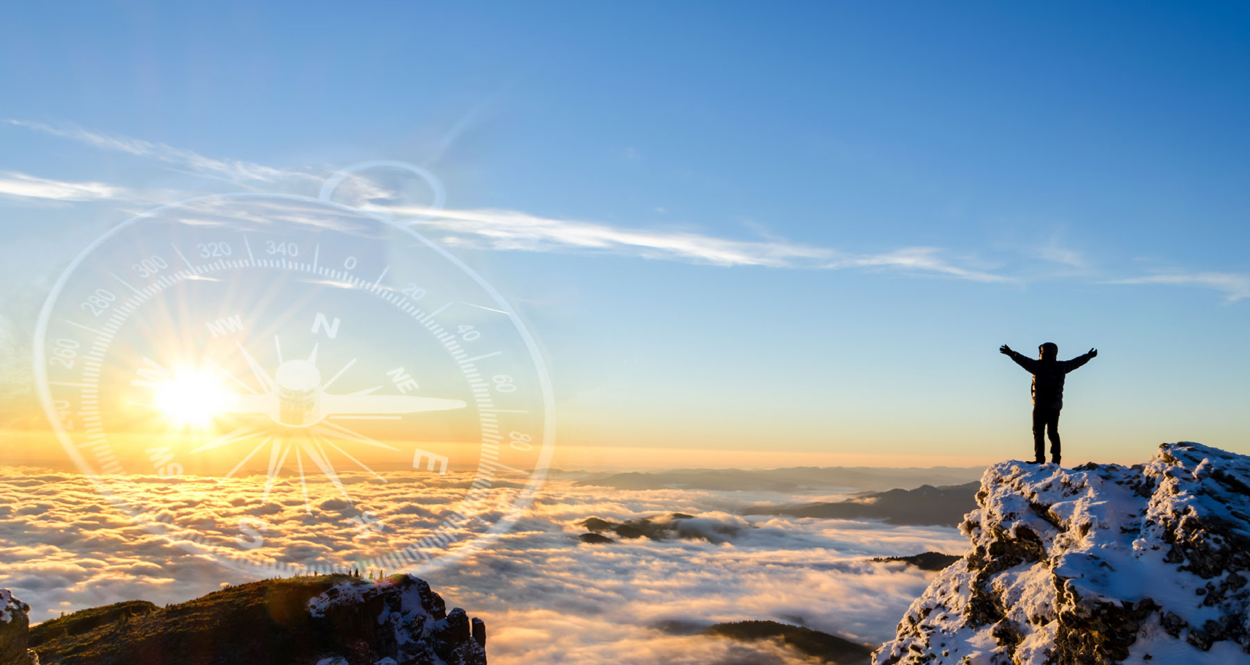 Wanderer feiert Erfolg auf einem Berg
in einem majestätischen Sonnenaufgang